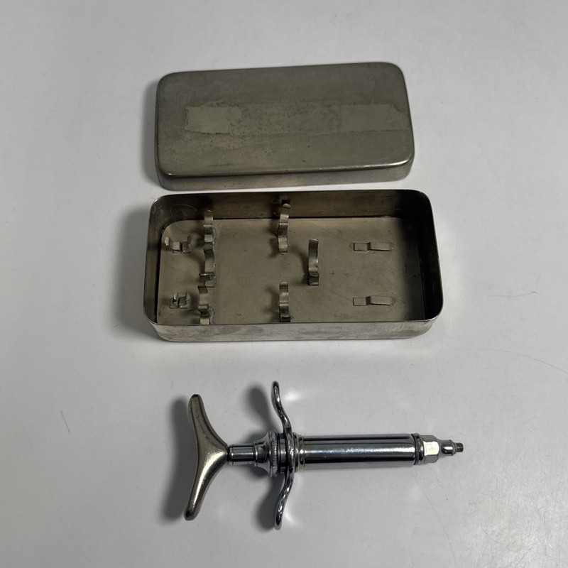 VINTAGE RARE METAL DMC ENGLAND 2ml MEDICAL DENTAL SYRINGE INJECTOR + STORAGE TIN