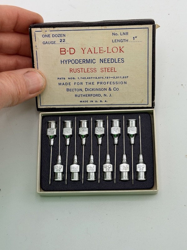 Vintage B-D Yale-Lok Hypodermic Needles Set 22 Gauge 1” Medical W/ Case gallery