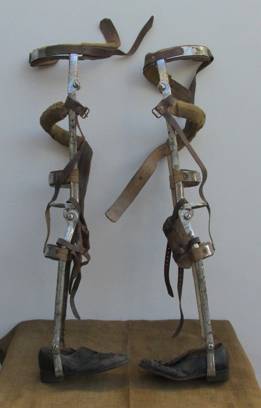 OLD COUPLE OF LEG BRACE, MADE IN NICKELED IRON & LEATHER, USED, IDEAL STEAMPUNK