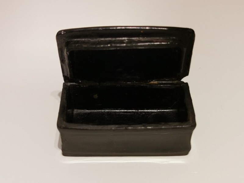 VINTAGE CHINA POCKET BLACK LACQUER WOODEN PILL BOX WITH MOTHER OF PEARL FLOWER gallery