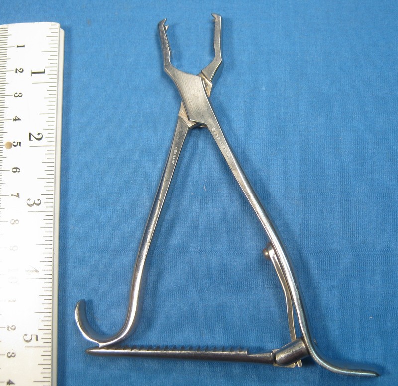 VINTAGE MINIATURE?? BONE HOLDING FORCEP MADE IN GERMANY FREE SHIPPING