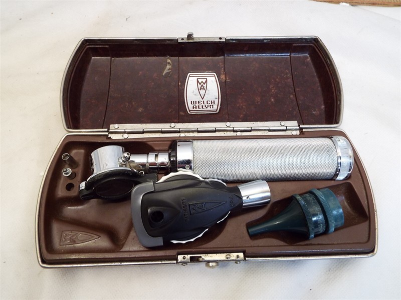 Vintage Welch Allyn Otoscope Dr. Eye & Ear Scope Tool w/ Bakelite Case Medical