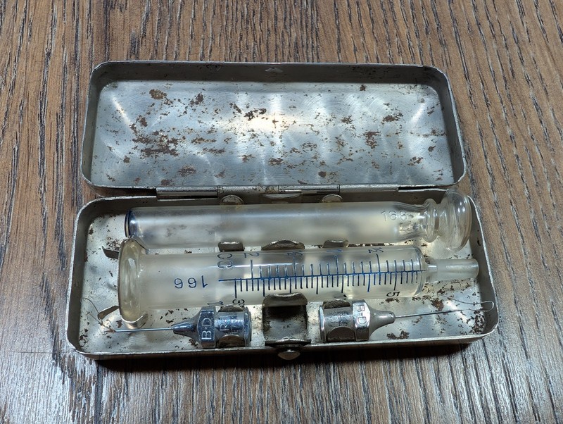 Becton Dickinson Syringe Outfit Metal Case w/ AMSCO 2cc Glass Syringe & 2 Needle gallery