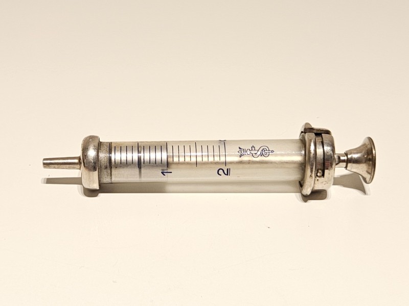 VINTAGE WW2 SMALL 2ccm METAL AND GLASS GERMANY MEDICAL SYRINGE”ORIGINAL RECORD”