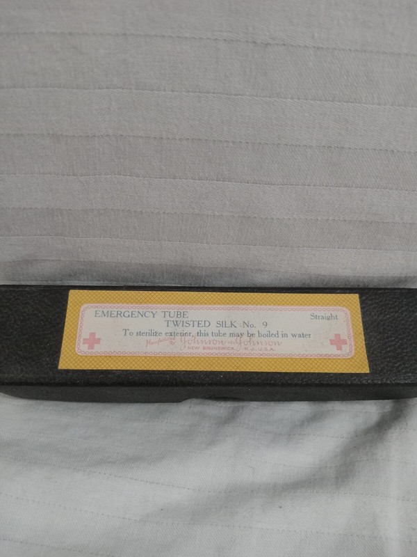 RARE Antique Johnson & Johnson sutures EMERGENCY tube TWISTED SILK #9 W/ Box 20″