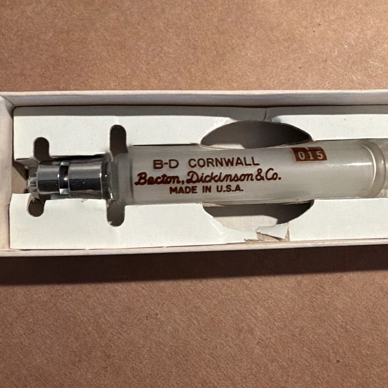Vintage 1960’s Becton Dickinson B-D Cornwall 2cc Glass Syringe Luer-Lok 2191 New gallery