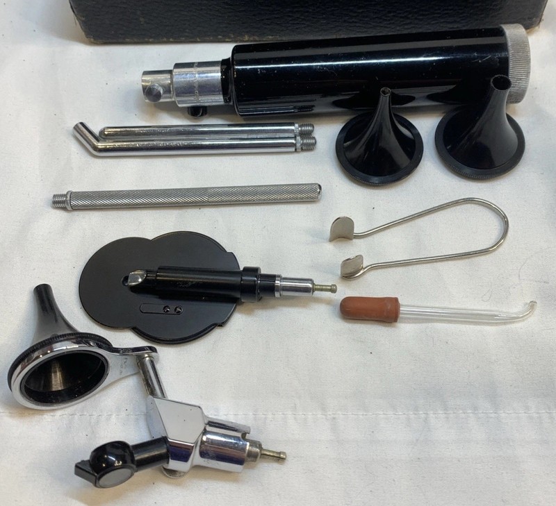 BAUSCH & LOMB CO USA Vintage Doctor's Otoscope Ophthalmoscope with Original Case gallery