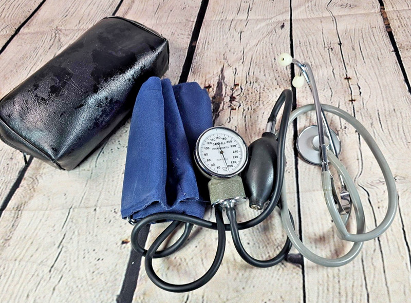 VTG Care-All Manual Blood Pressure Kit Stethoscope Sphygmomanometer Case Japan