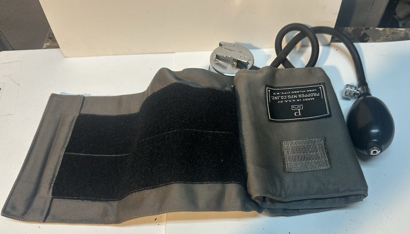 Vintage Propper Military Sphygmomanometer Blood Pressure Cuff (11) gallery