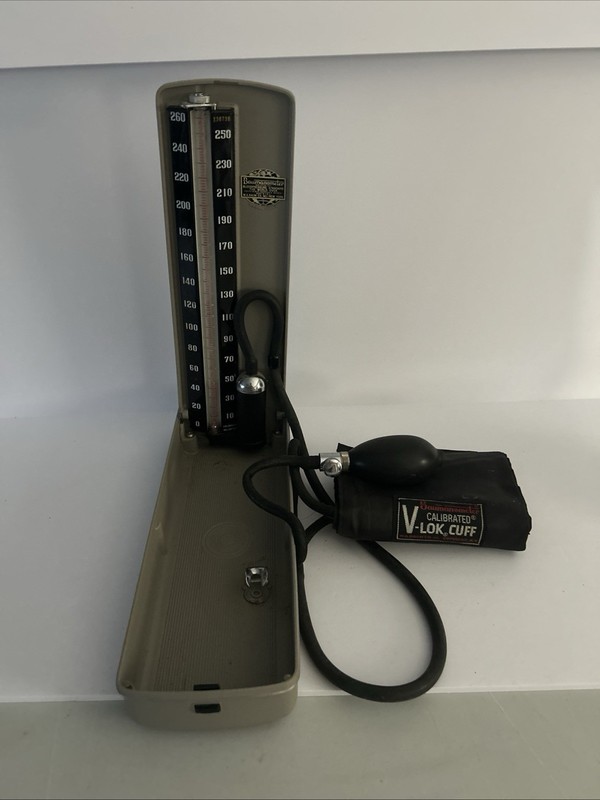 Vintage 30’s Baumanometer Blood Pressure Kit V-Lok Cuff & Metal Case Militaria