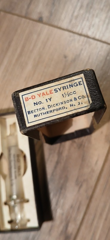 Antique Vtg Becton & Dickinson & Co 1 1/2 CC Glass Syringe B-D Yale w/ 2 Needles gallery