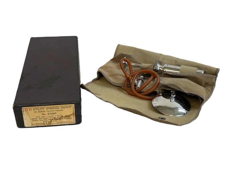 B-D Utility Syringe Outfit Self Filling No. 470mp w/ Suede Cloth Pouch