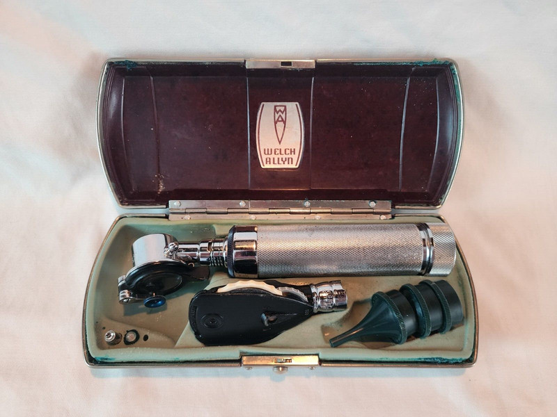 Vintage WELCH ALLYN Doctor's Otoscope Ophthalmoscope with Original Bakelite Case