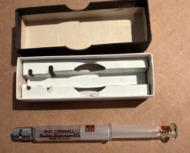 Vintage 1960’s Becton Dickinson B-D Cornwall 2cc Glass Syringe Luer-Lok 2191 New gallery