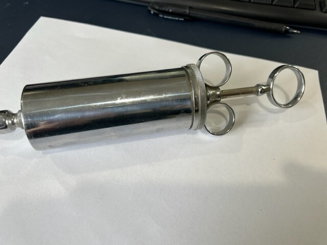 ! OLD, VINTAGE MEDICAL, DOCTOR, B-D EMPIRE METAL SYRINGE 4 OUNCE AS SHOWN