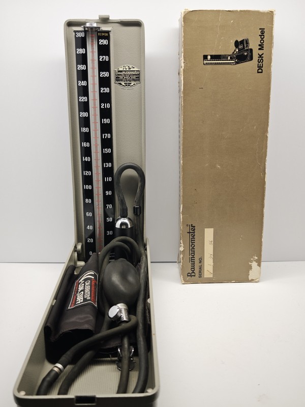 Baumanometer 300 Model by W.A Baum Co Inc. (Desk Model Serial No. V13456)