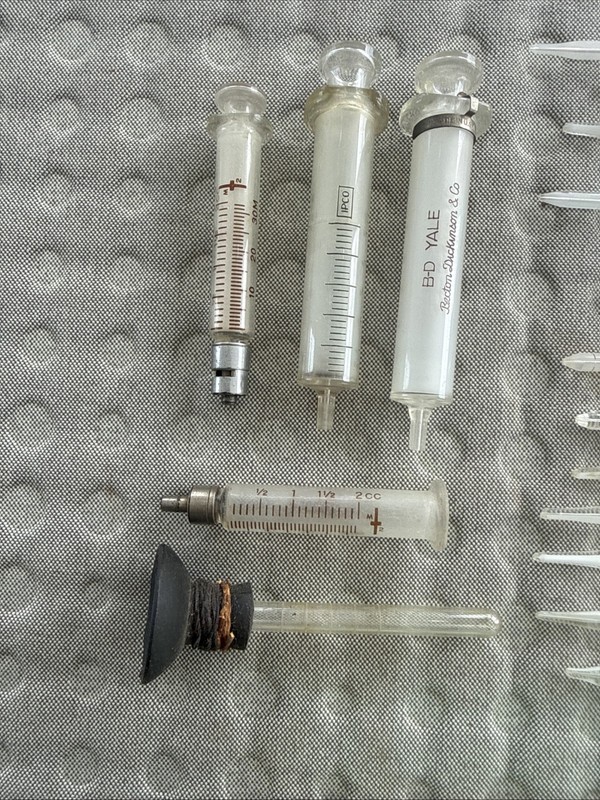 Large Lot of Vintage Medical Syringes, Pipettes, B-D Yale Hellige Perma-line +++ gallery