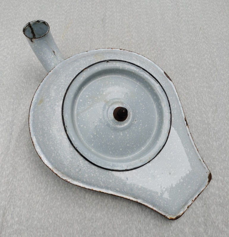 ANTIQUE VINTAGE GRANITEWARE ENAMELWARE LIGHT GRAY SPECKLED BEDPAN URINAL W. LID