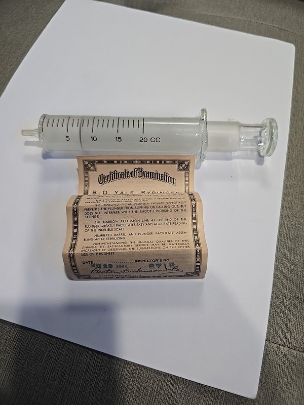 Vintage B-D Yale Luer-Lok 1cc Tuberculin Glass Syringe 10YL Box gallery