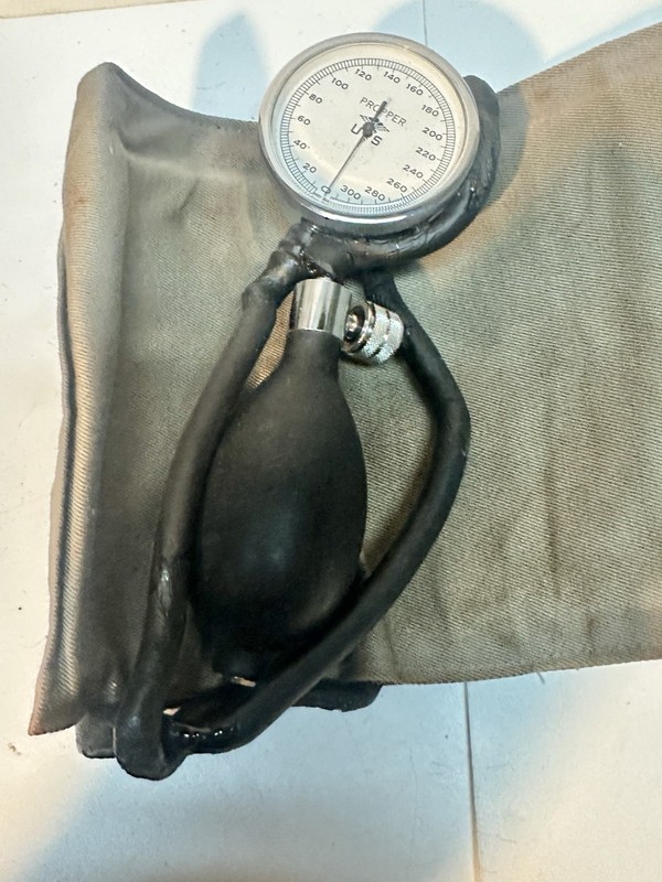 Vintage Propper Military Sphygmomanometer Blood Pressure Cuff (11) gallery