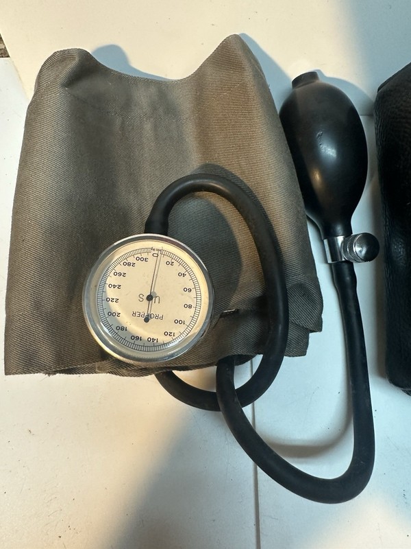 Vintage Propper Military Sphygmomanometer Blood Pressure Cuff (11) gallery