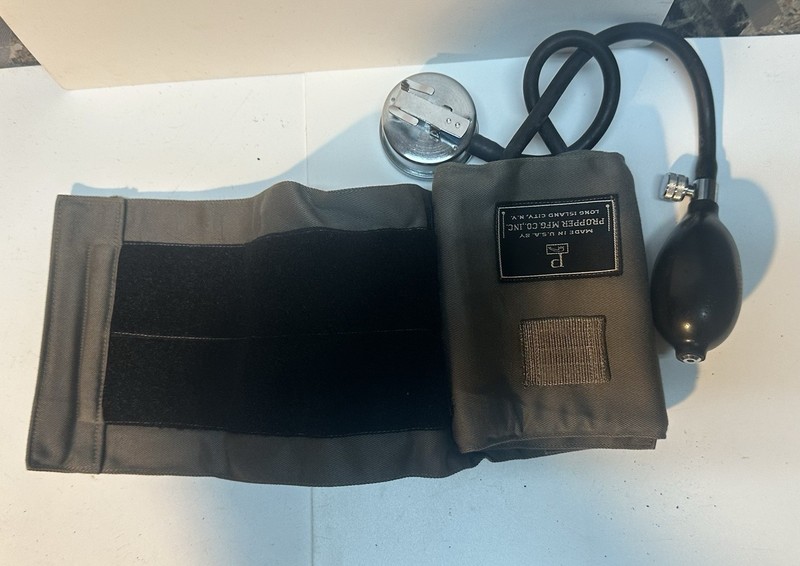 Vintage Propper Military Sphygmomanometer Blood Pressure Cuff (11) gallery