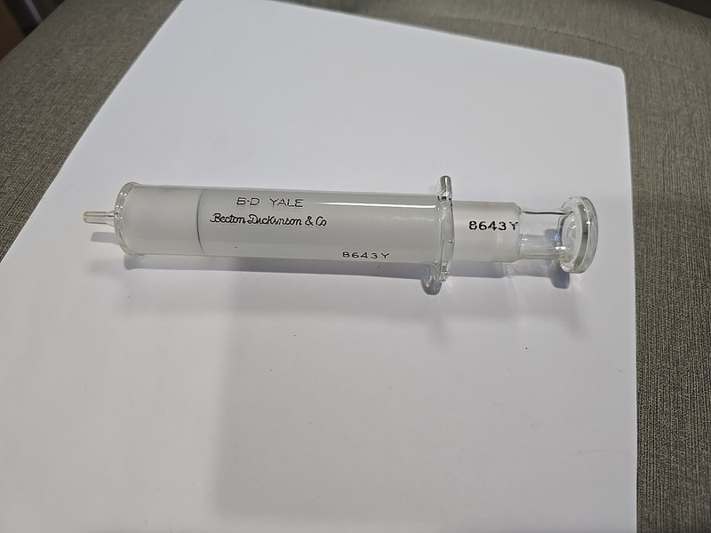 Vintage B-D Yale Luer-Lok 1cc Tuberculin Glass Syringe 10YL Box gallery
