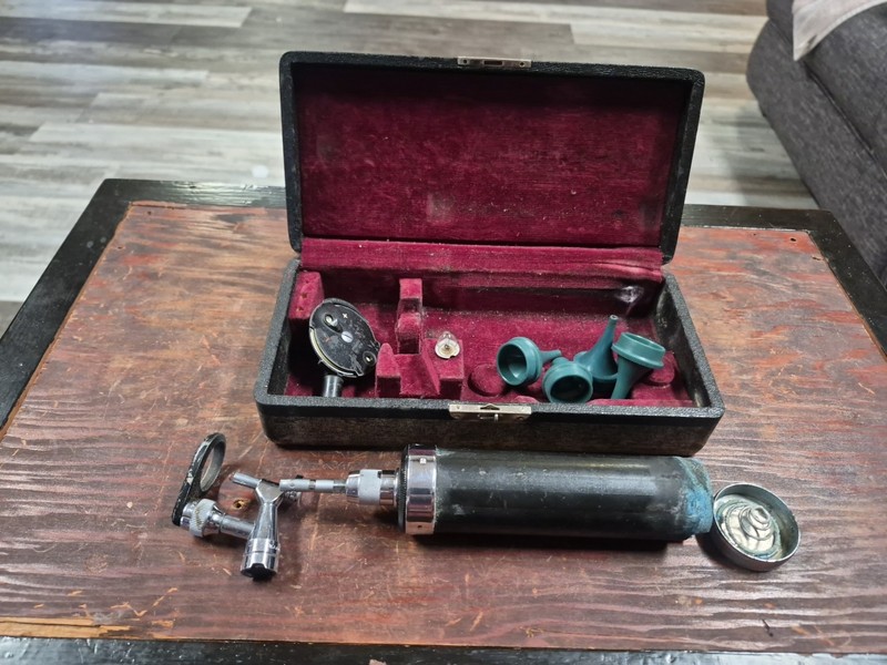 Vintage Doctor Tool Welch Allyn Otoscope Ophthalmoscope with case Parts/repair