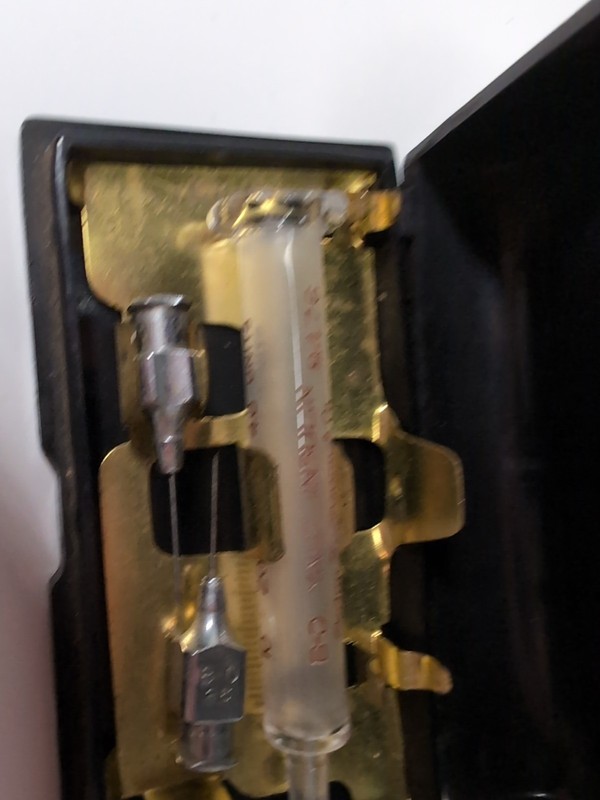Vintage B-D Injection kit Steritube travel case medical glass syringe A185