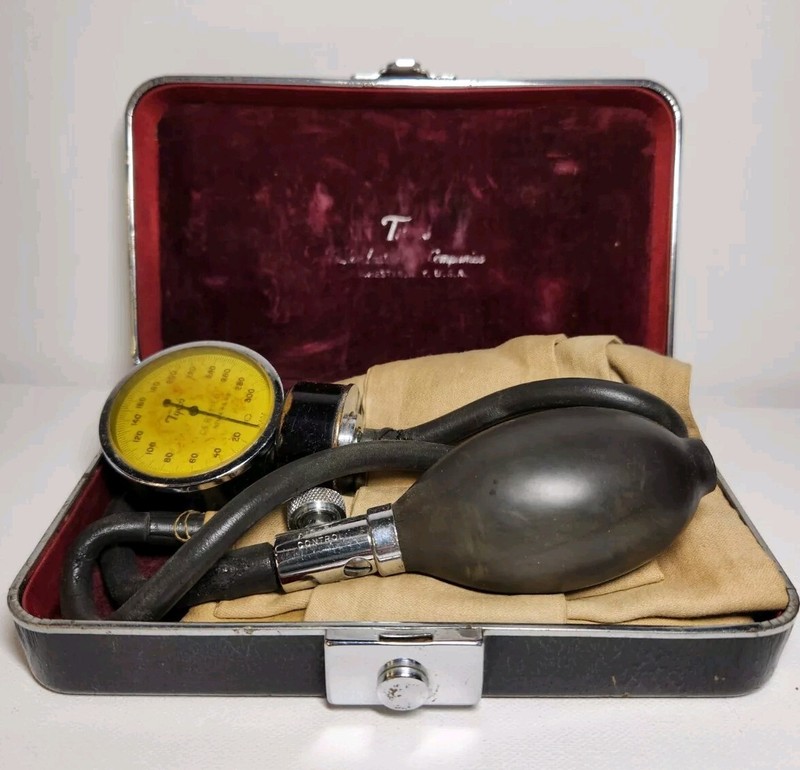 Vintage Tycos Blood Pressure Cuff Sphygmomanometer Velvet Lined Case ￼