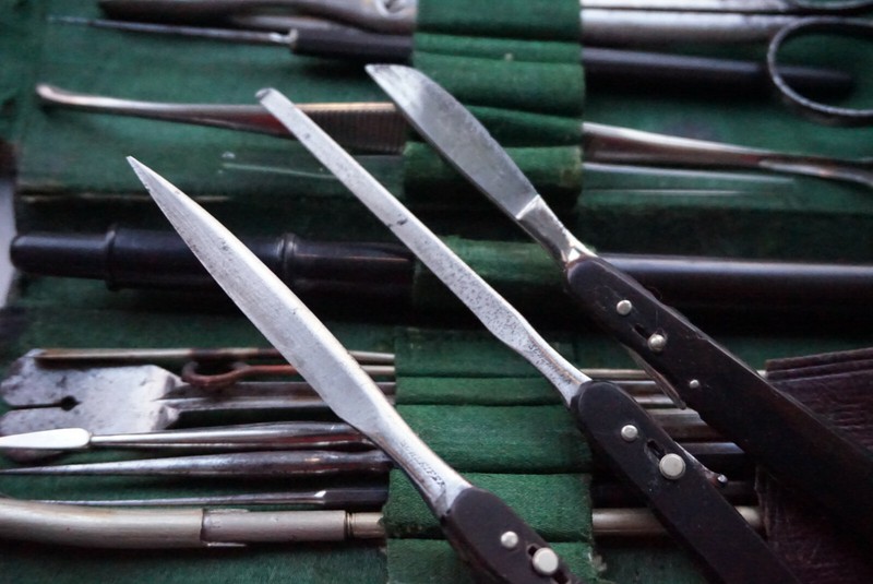 VINTAGE DOCTOR MEDICAL PODIATRIST MANICURIST KNIVES, TOOL KIT IN LEATHER CASE gallery