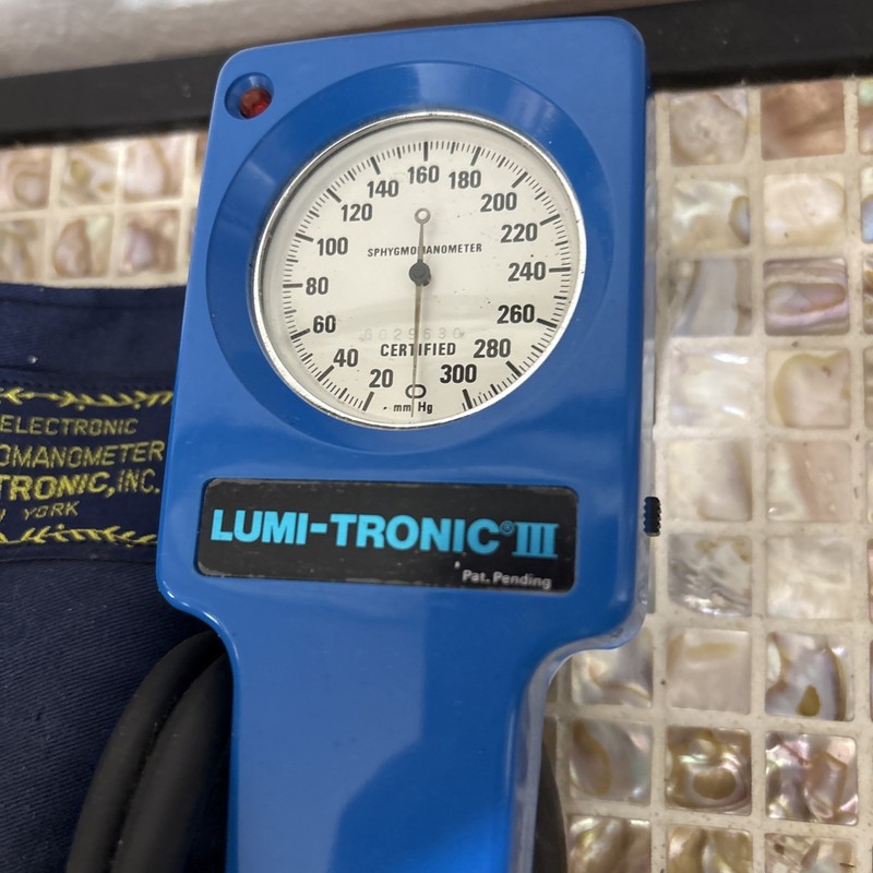 LUMI-TRONIC III VTG ELECTRONIC SPHYGMOMANOMETER Japan gallery