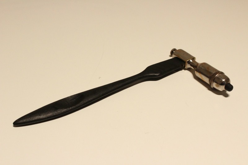 VINTAGE WW2 ERA MEDICAL DOCTORS REFLEX ORTHOPEDIC HAMMER WITH WOODEN HANDLE