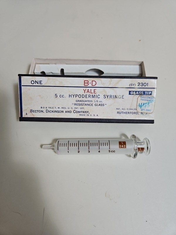 Vintage Becton Dickinson BD Yale Box, Glass Hypodermic Syringe 5cc 5y 2301 READ