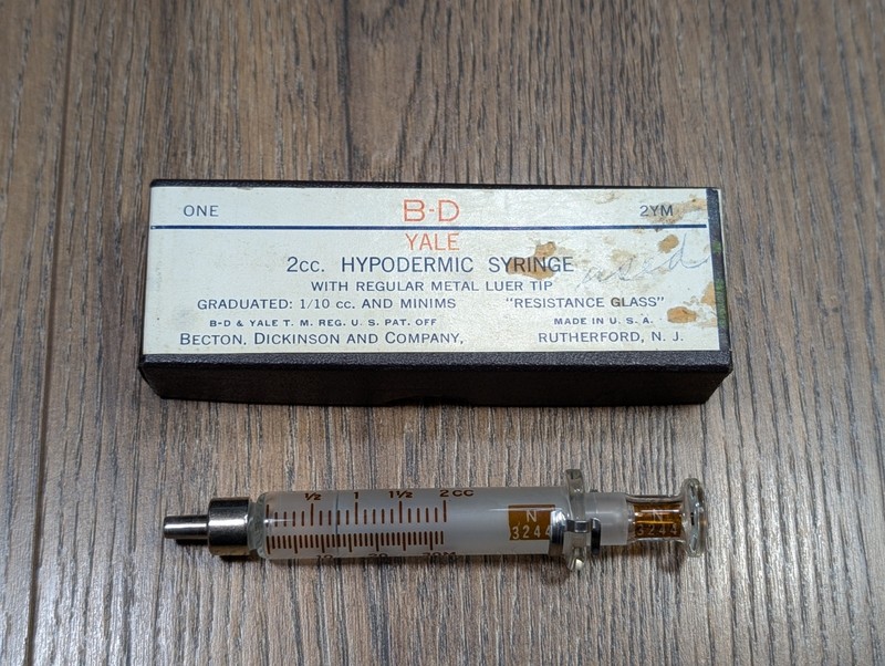 Becton Dickinson & Co ~ Yale B-D 2cc Glass Hypodermic Syringe With Box ~ 2YM