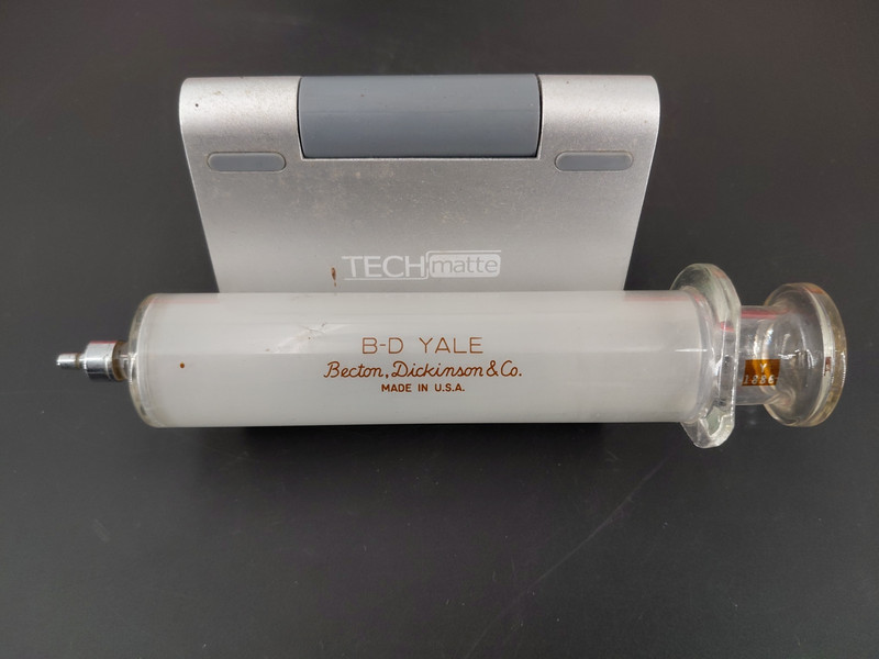 B – D Yale Becton, Dickinson & Co. 50cc Glass Syringe