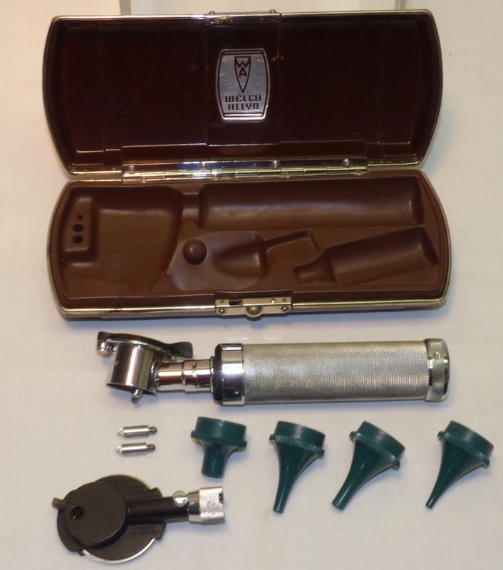 Vintage WELCH ALLYN Doctor’s Ophthalmoscope in BAKELITE Case Waco Otoscope 110