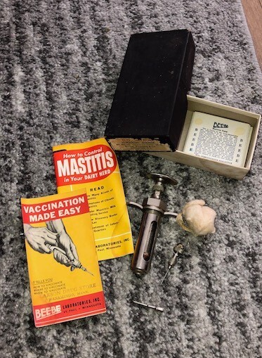 Veterinary Doctor Syringe Beebe Labs in Box with Needles & Instructions 1920s