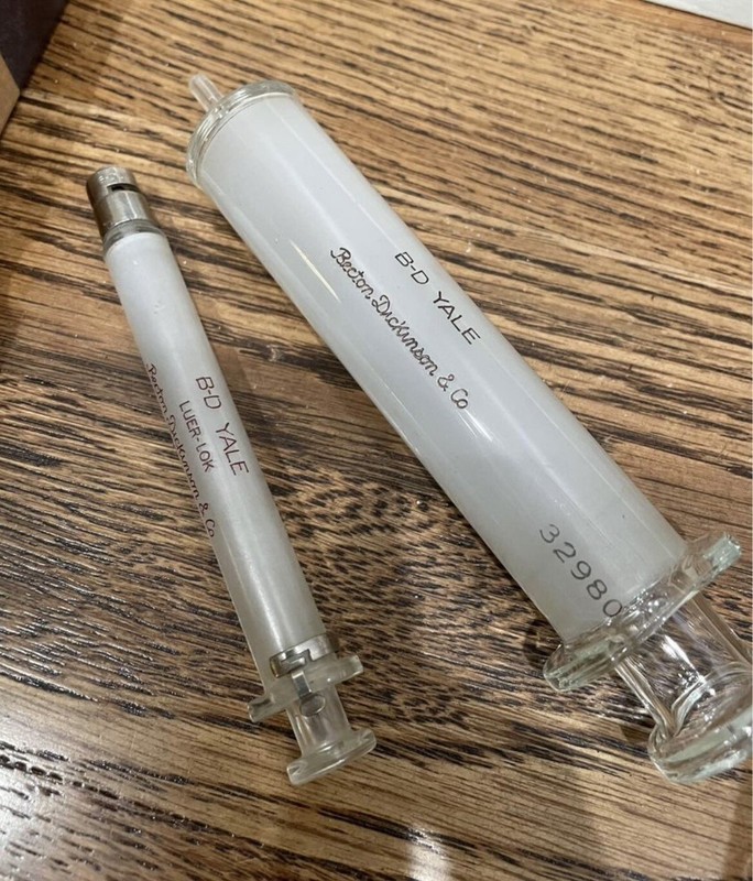 Pair of vintage glass b-d Yale becton Dickinson and co pieces Injector