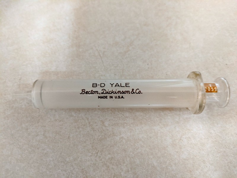 B – D Yale Becton, Dickinson & Co. 10cc Glass Syringe – Great Condition