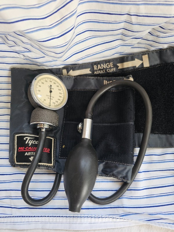 Vtg Tycos N-25 Sphygmomanometer Blood Pressure Cuff w Cowhide Leather Case