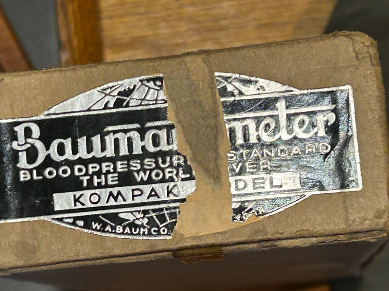 Baumanometer Kompak Model 1935-1960 Blood Pressure Machine/Metal box / cardboard gallery