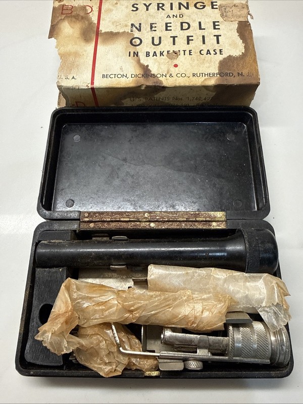 Vintage Becton Dickinson Syringe & Needle Outfit Medical W/ Bakelite Case READ