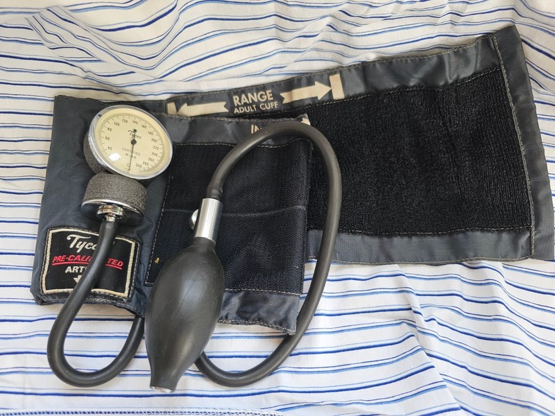 Vtg Tycos N-25 Sphygmomanometer Blood Pressure Cuff w Cowhide Leather Case gallery