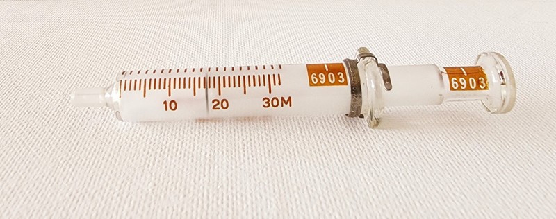 Vintage B-D Yale Hypodermic Syringe 2cc – Resistance Glass with Box
