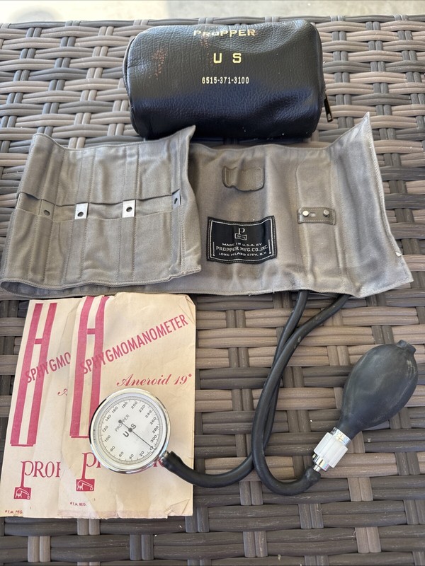 Vintage Military Sphygmomanometer U.S. Stock 6515-371-3100 with Case Pre 1960