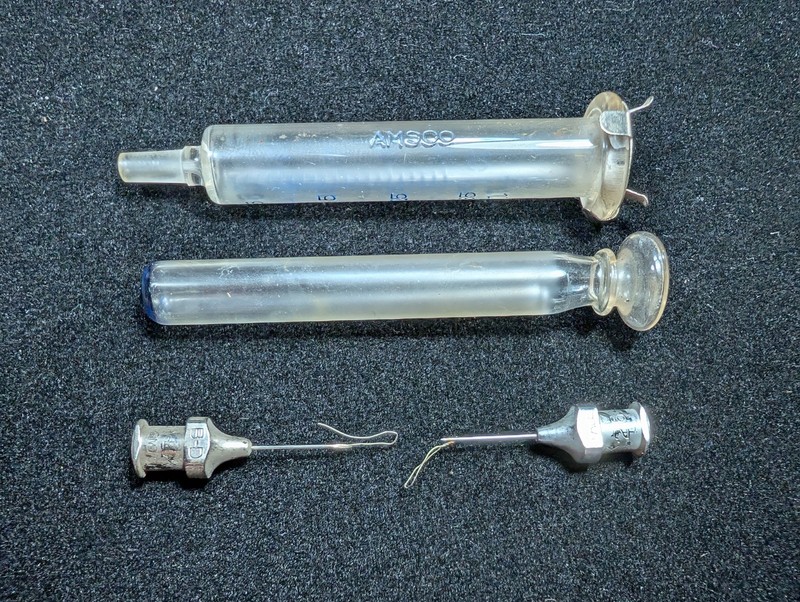 Becton Dickinson Syringe Outfit Metal Case w/ AMSCO 2cc Glass Syringe & 2 Needle gallery