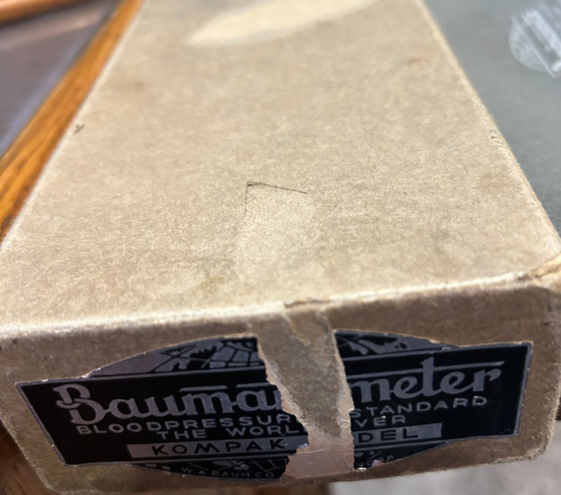Baumanometer Kompak Model 1935-1960 Blood Pressure Machine/Metal box / cardboard gallery