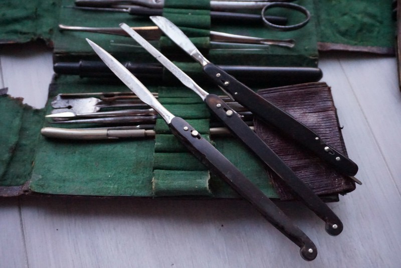 VINTAGE DOCTOR MEDICAL PODIATRIST MANICURIST KNIVES, TOOL KIT IN LEATHER CASE