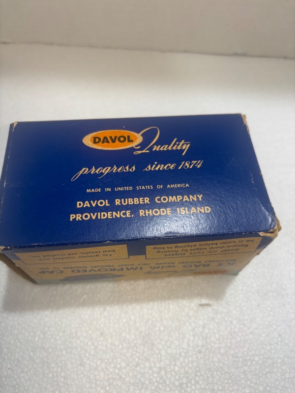vintage DAVOL quality ICE BAG, with original box, great graphics & colors gallery
